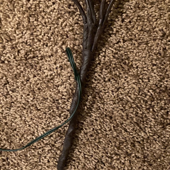 Lighted artificial flower stem. The flowers are bright green. Stems are bendable - Picture 4 of 8